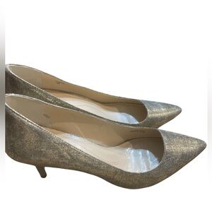Tahari Harper Metallic Gold and Pewter Kitten Heel Mid Pump Pointed toe size 9